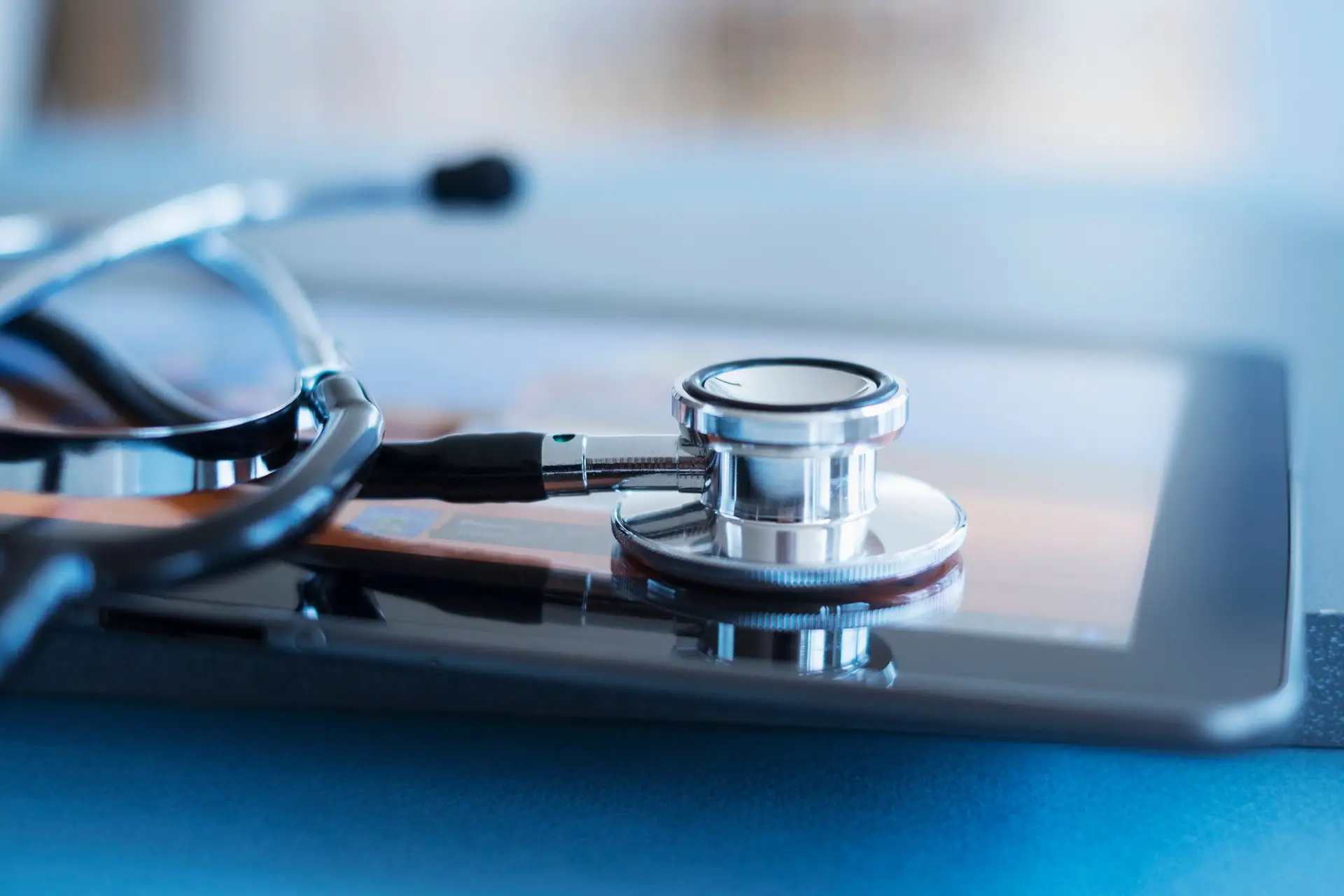 Mais de 800 médicos recusam cumprir restrições no acesso de estrangeiros ao SNS