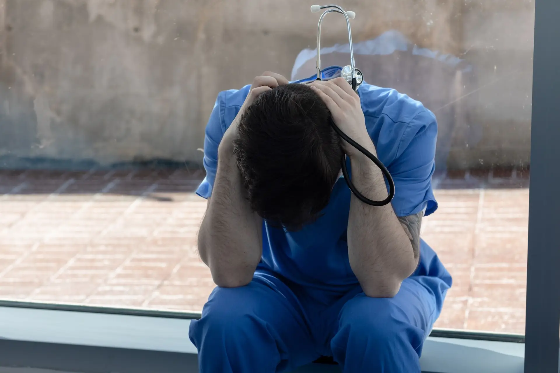 Risco de problemas de saúde mental e 'burnout' é maior nos trabalhadores da saúde