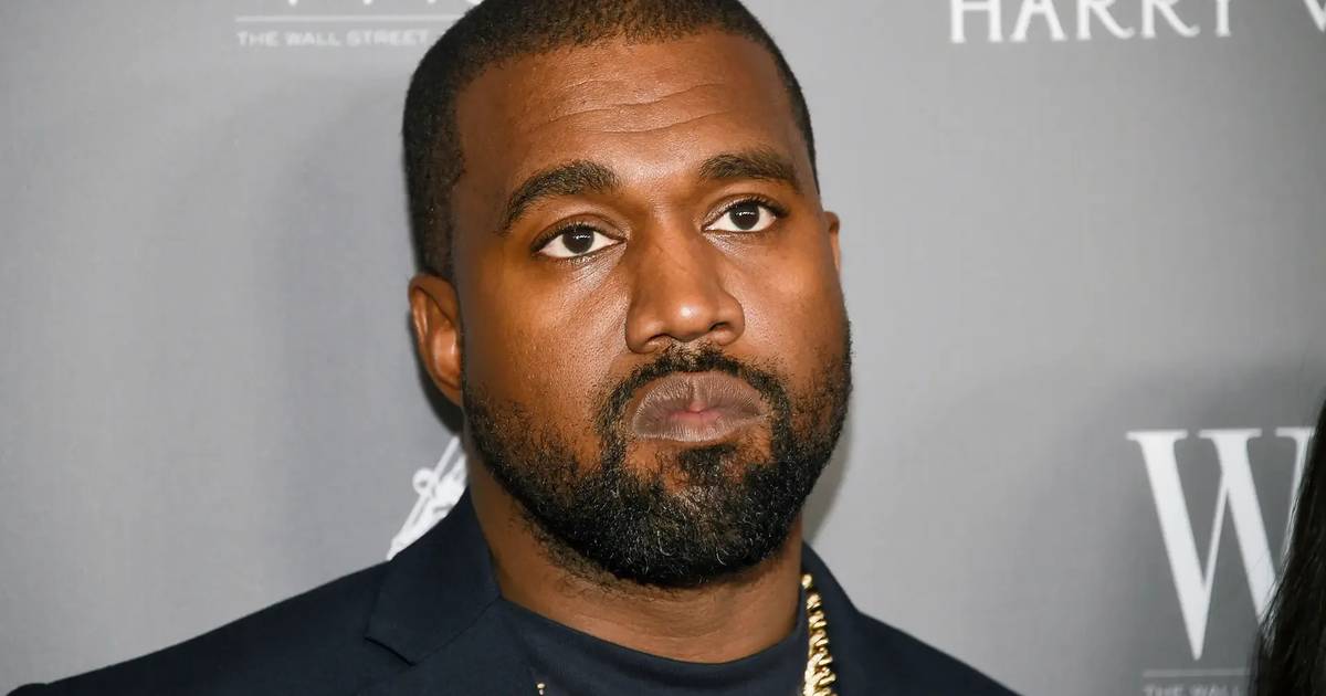 Kanye West tentou vender t-shirts com uma cruz suástica, mas o site acabou por ser retirado da internet