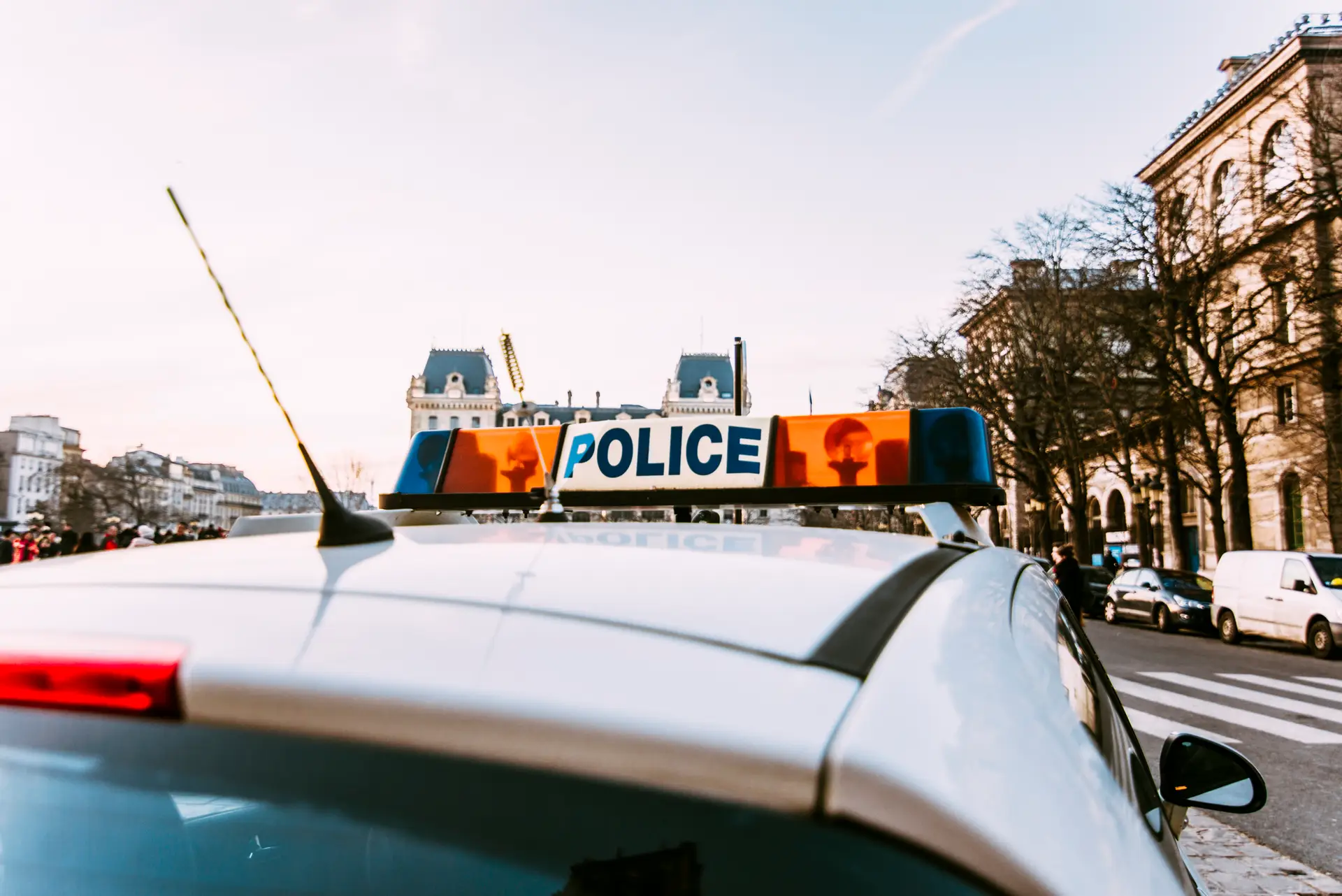 Homem armado com facas morto pela polícia em Paris