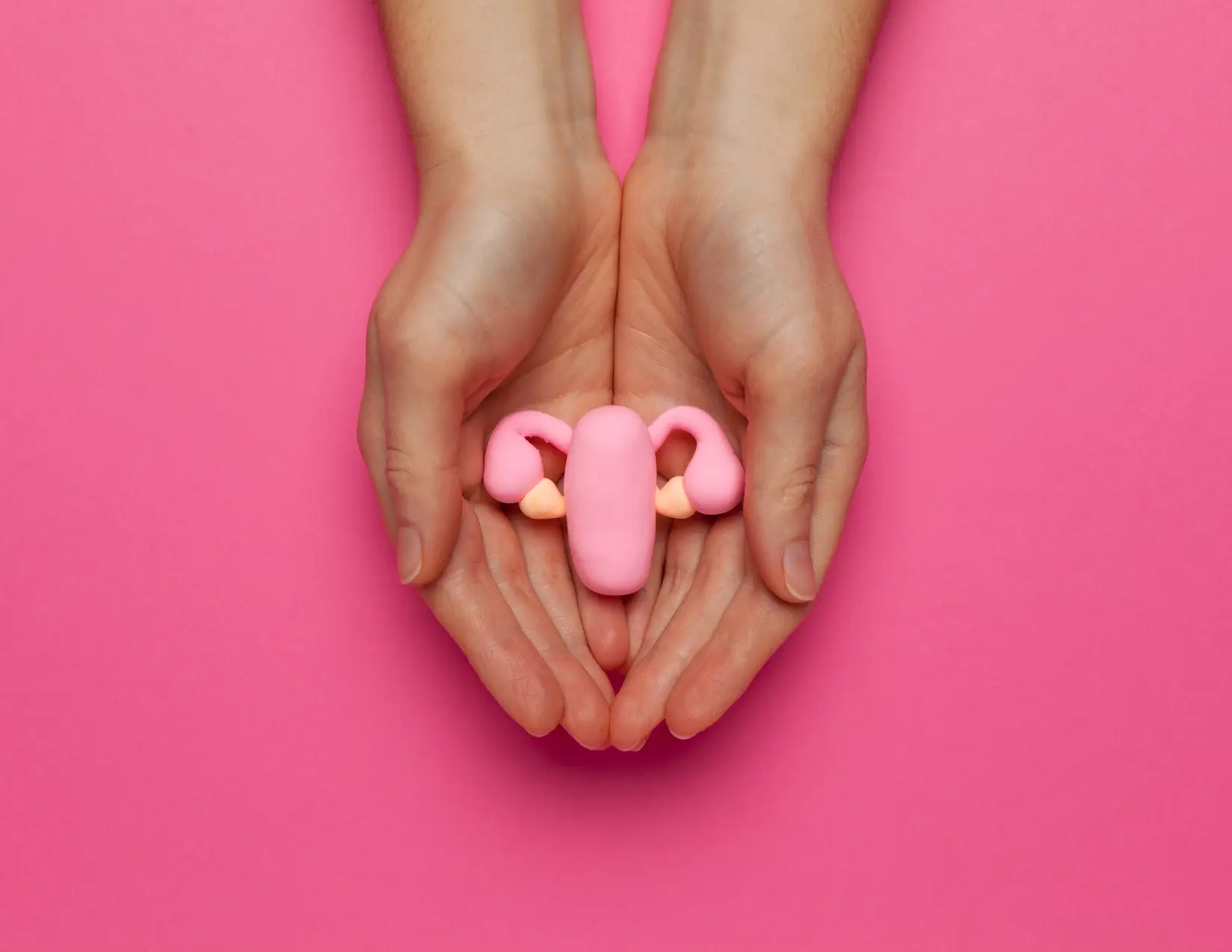 A prevenção do cancro do colo do útero passa pela vacinação profilática contra o HPV, realização de citologias de controlo, utilização do preservativo, não fumar e ter uma alimentação equilibrada