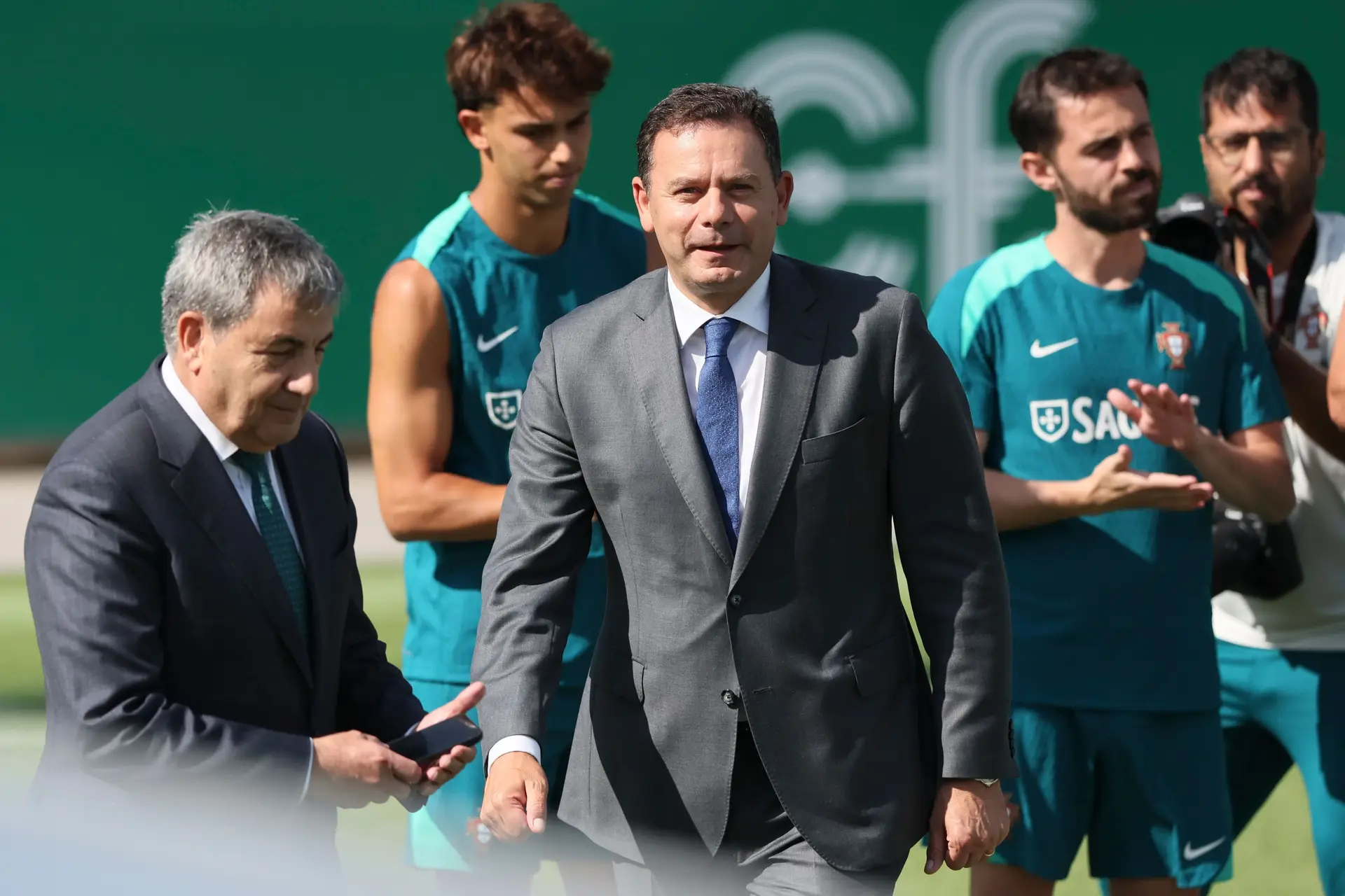 O primeiro-ministro Luís Montenegro durante um treino da Seleção Nacional, na Cidade do Futebol, Oeiras