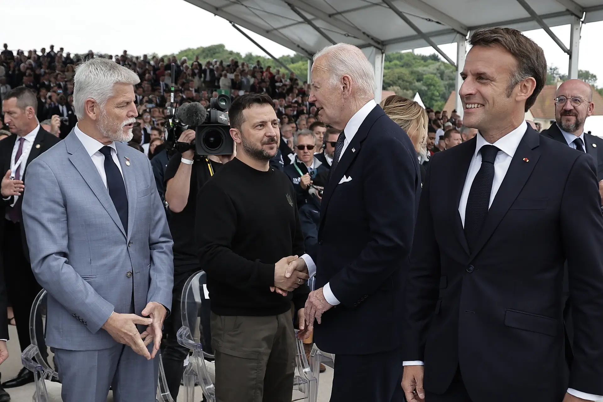 Zelensky encontra-se com Macron e Biden em França 