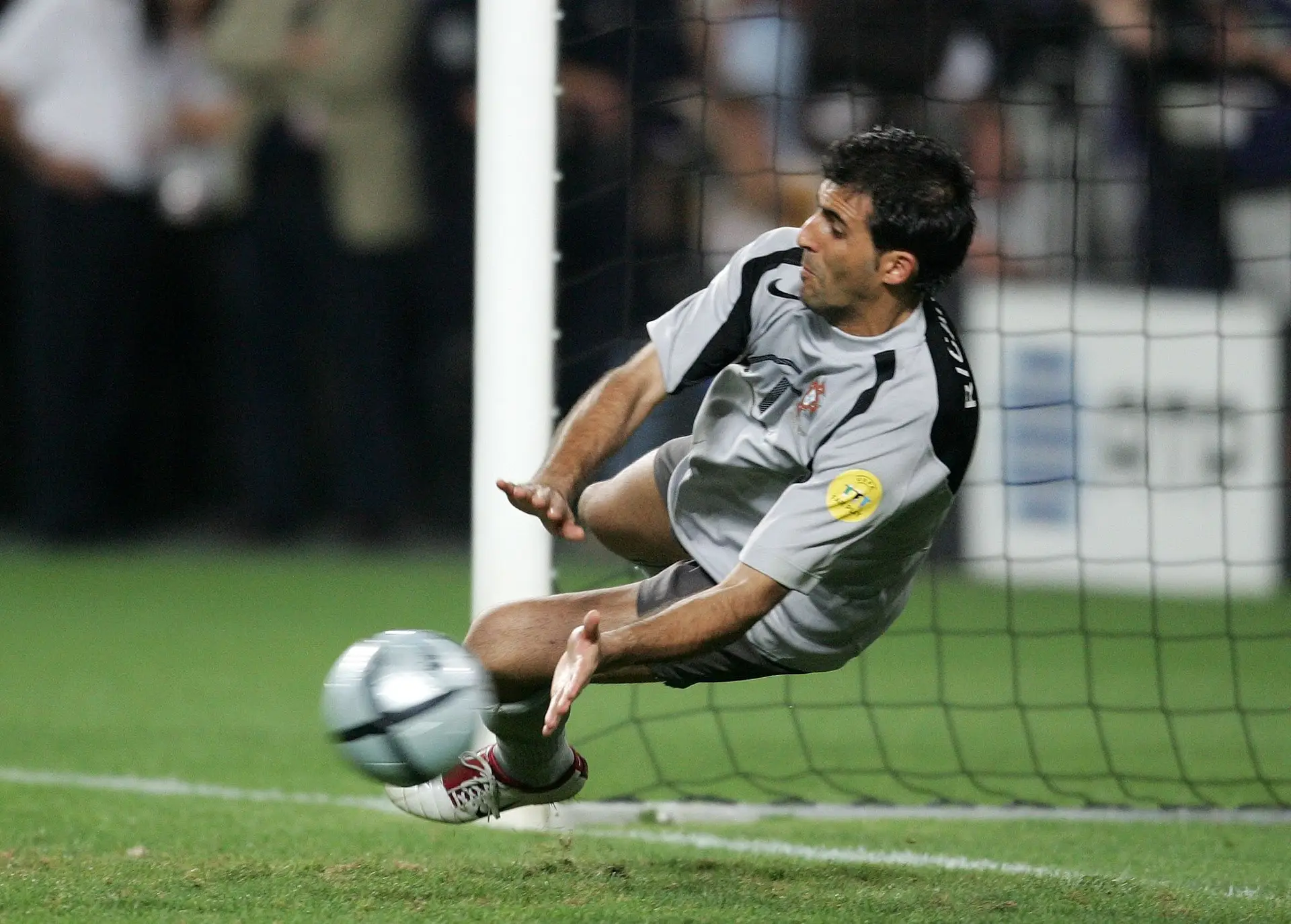 Lembra-se da 'mítica' defesa de Ricardo sem luvas contra a Inglaterra? Foi há 20 anos