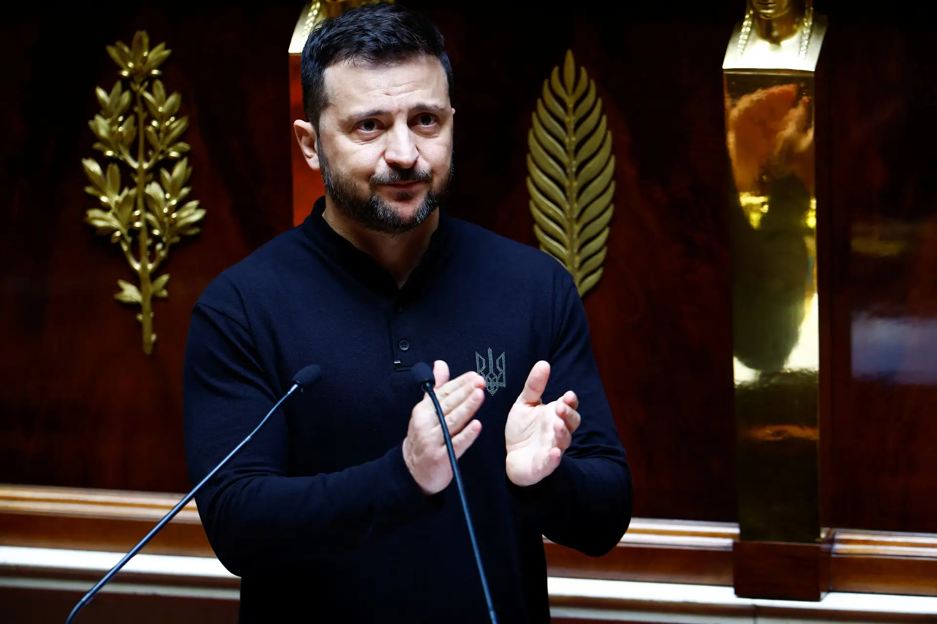 O Presidente ucraniano, Volodymyr Zelensky, durante um discurso na Assembleia Nacional, em Paris, França
