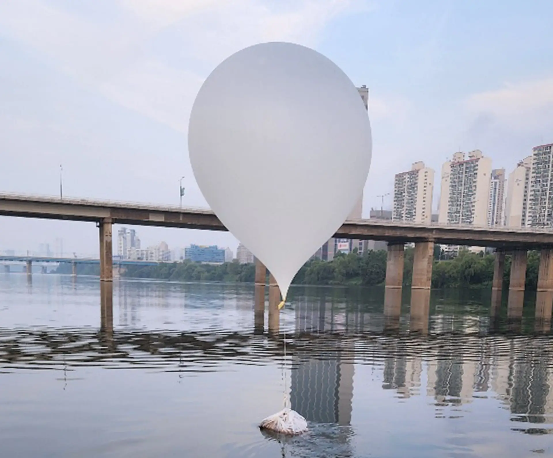 Balão com detritos enviado pela Coreia do Norte no rio Han, Seul, 9 de junho de 2024