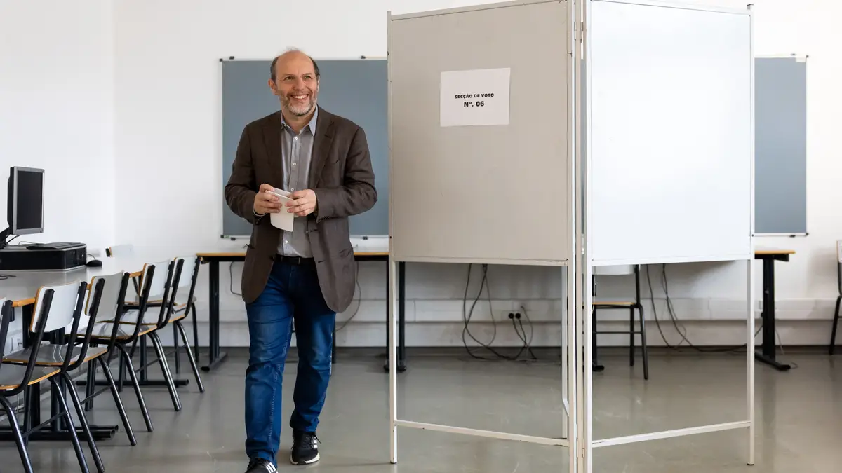 O líder do Livre, Rui Tavares, vota para as eleições europeias, em Lisboa. 
