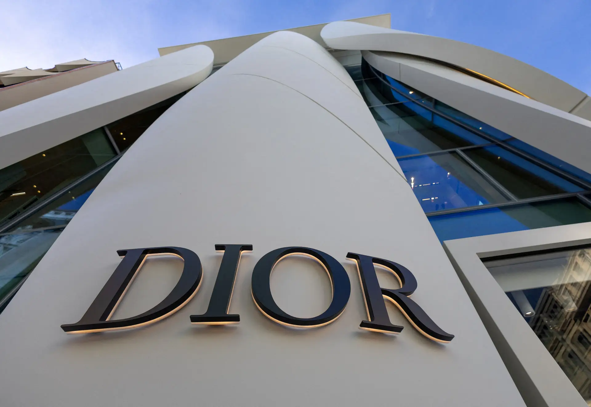 Armani e Dior investigadas por suspeitas de condições ilegais de trabalho nas fábricas dos seus fornecedores