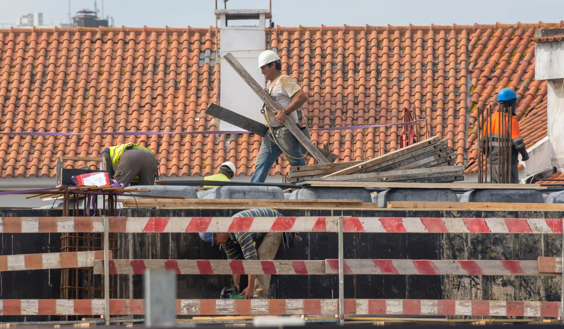 Resolver a crise da habitação à custa do ambiente? Porque é que a lei dos solos está a gerar polémica