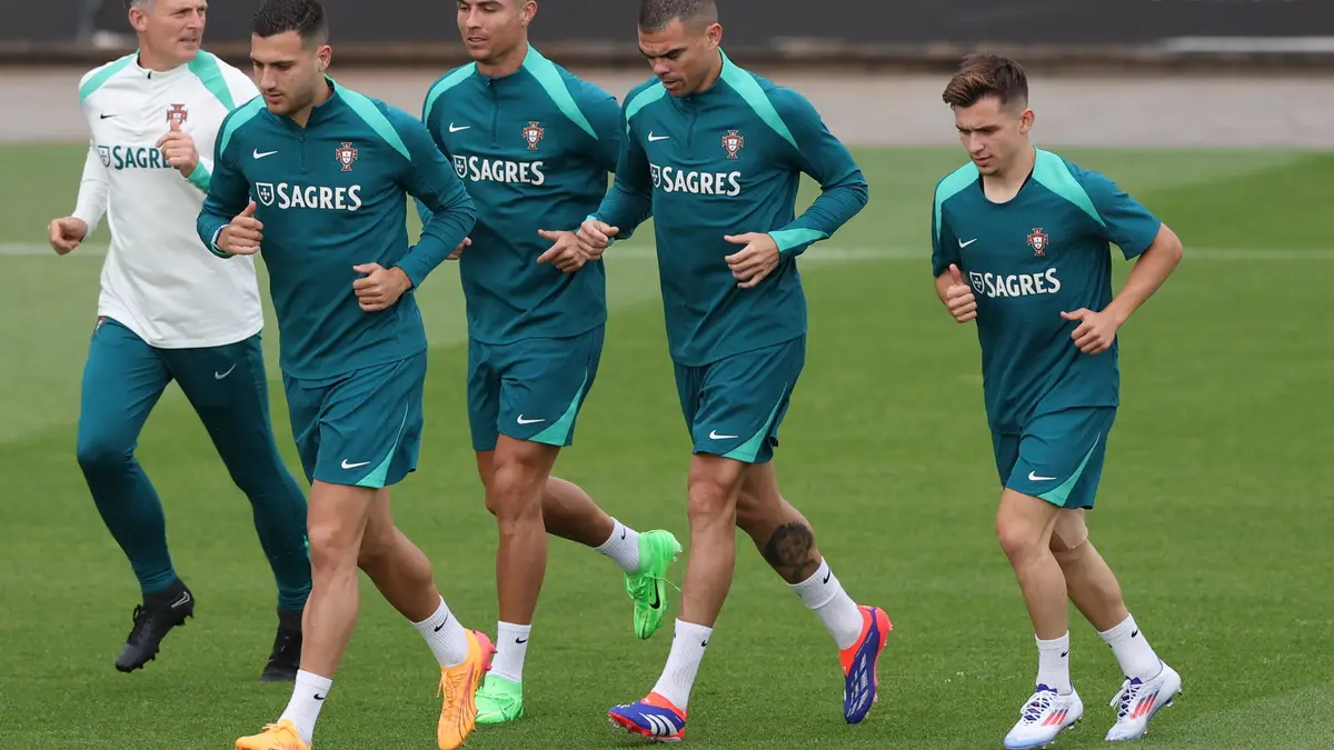 Diogo Dalot, Cristiano Ronaldo, Pepe, e Francisco Conceição durante um treino, na Cidade do Futebol, em Oeiras