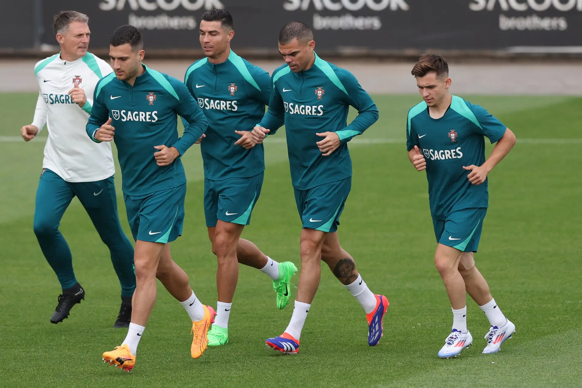 Diogo Dalot, Cristiano Ronaldo, Pepe, e Francisco Conceição durante um treino, na Cidade do Futebol, em Oeiras