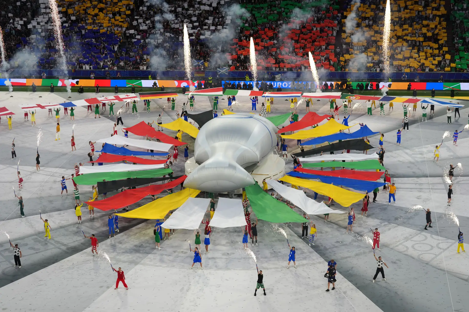 Viel Farbe und eine herzliche Hommage an Beckenbauer zur Eröffnung der Euro 2024