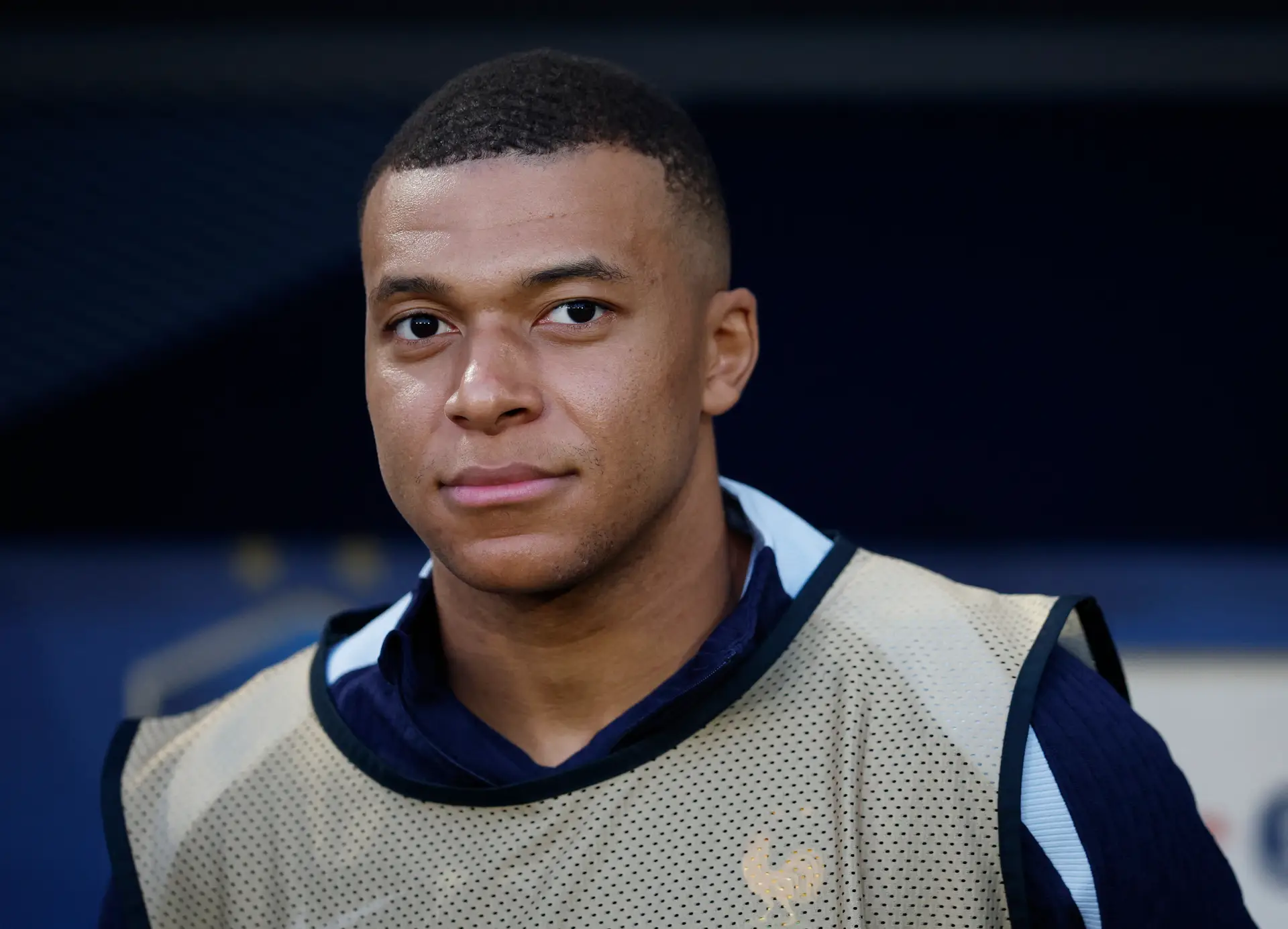 Mbappé entra pela política e apela a voto contra extremistas nas eleições de França