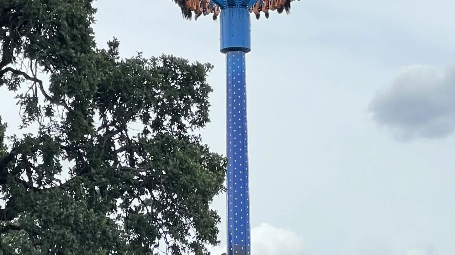 28 pessoas suspensas de cabeça para baixo num parque de diversões de Portland.