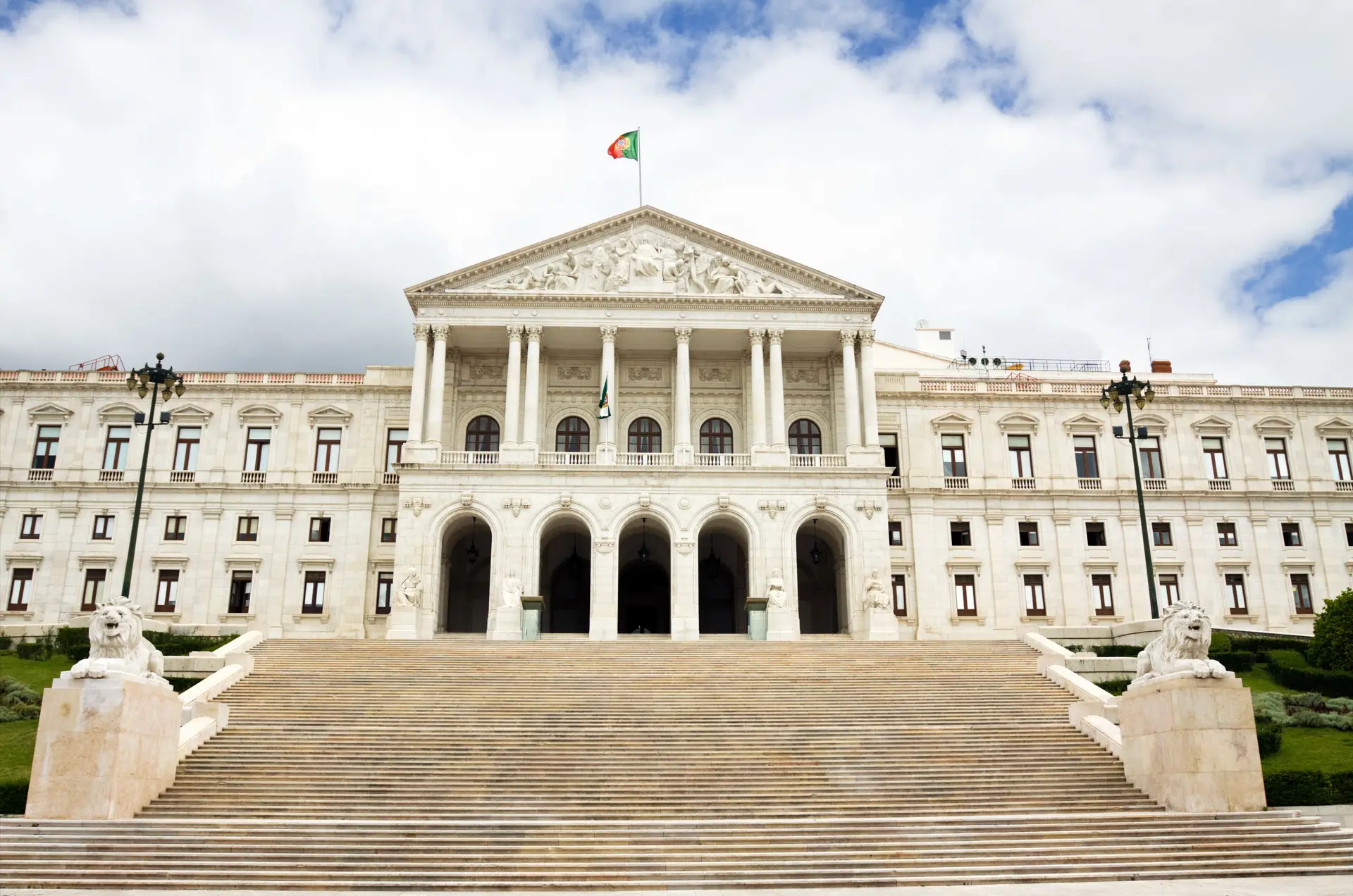 Mãe das gémeas vai, afinal, ser ouvida presencialmente na comissão de inquérito 