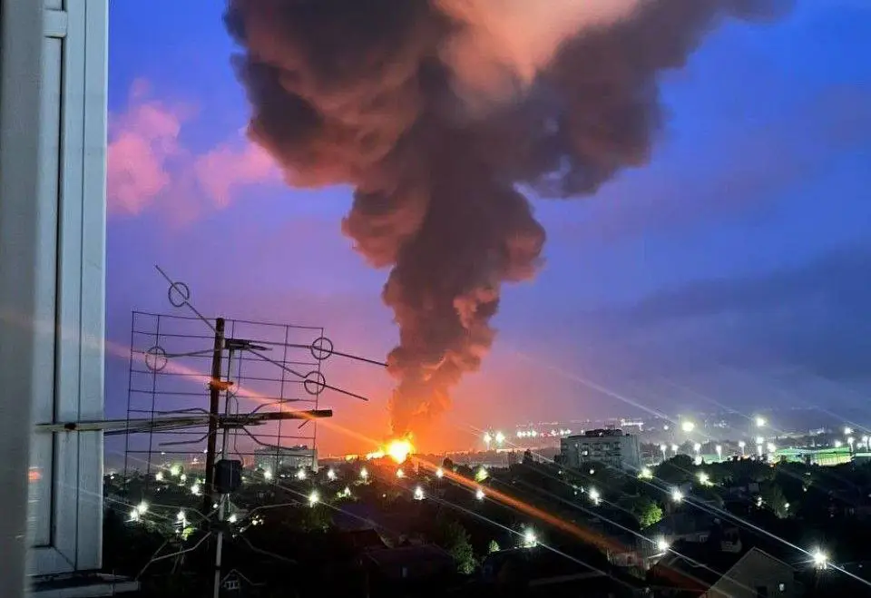 Incêndio deflagra numa refinaria de petróleo russa após ataque de drones