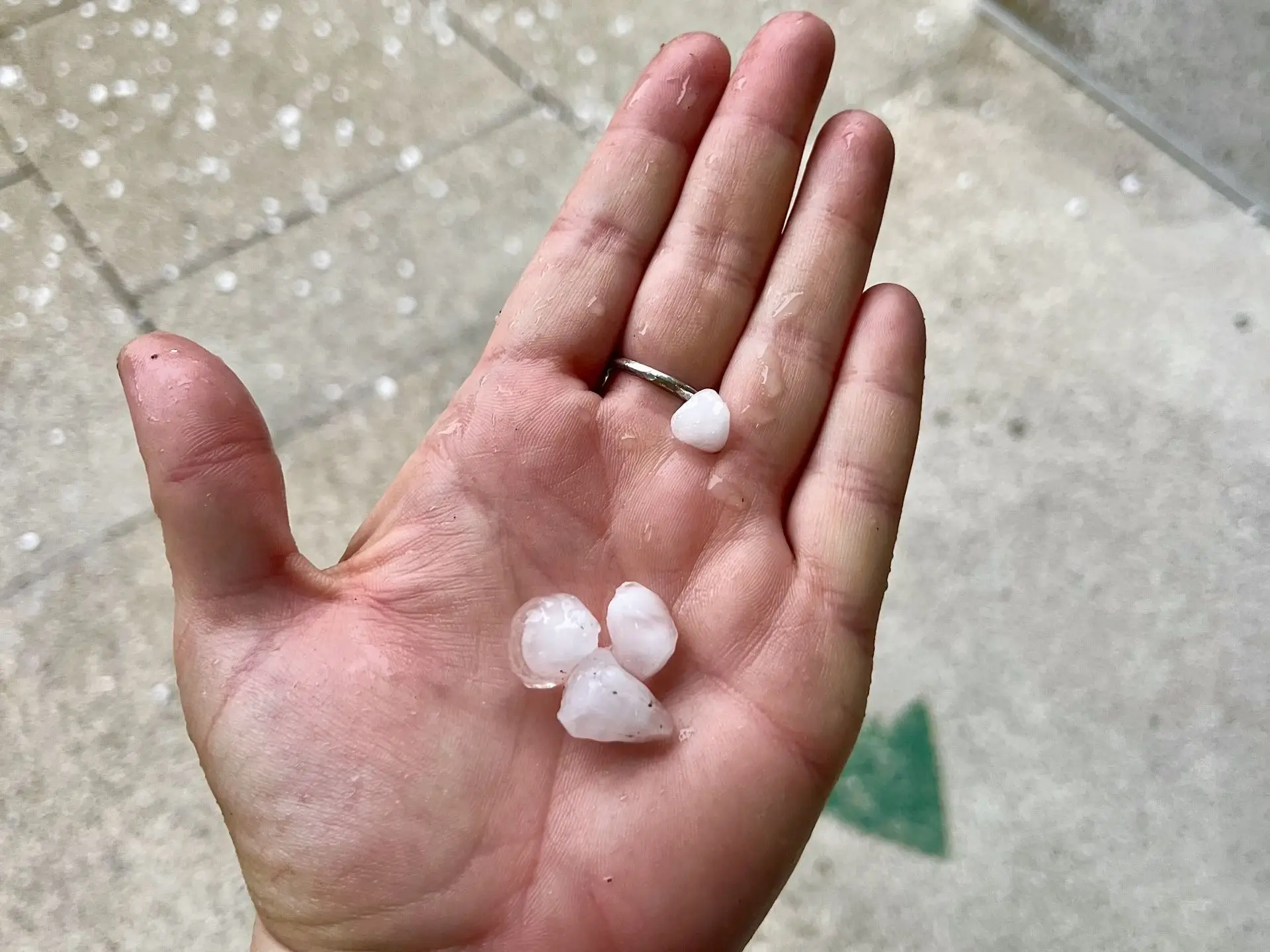 À espera do sol? Em Braga população ficou surpreendida com queda de granizo 