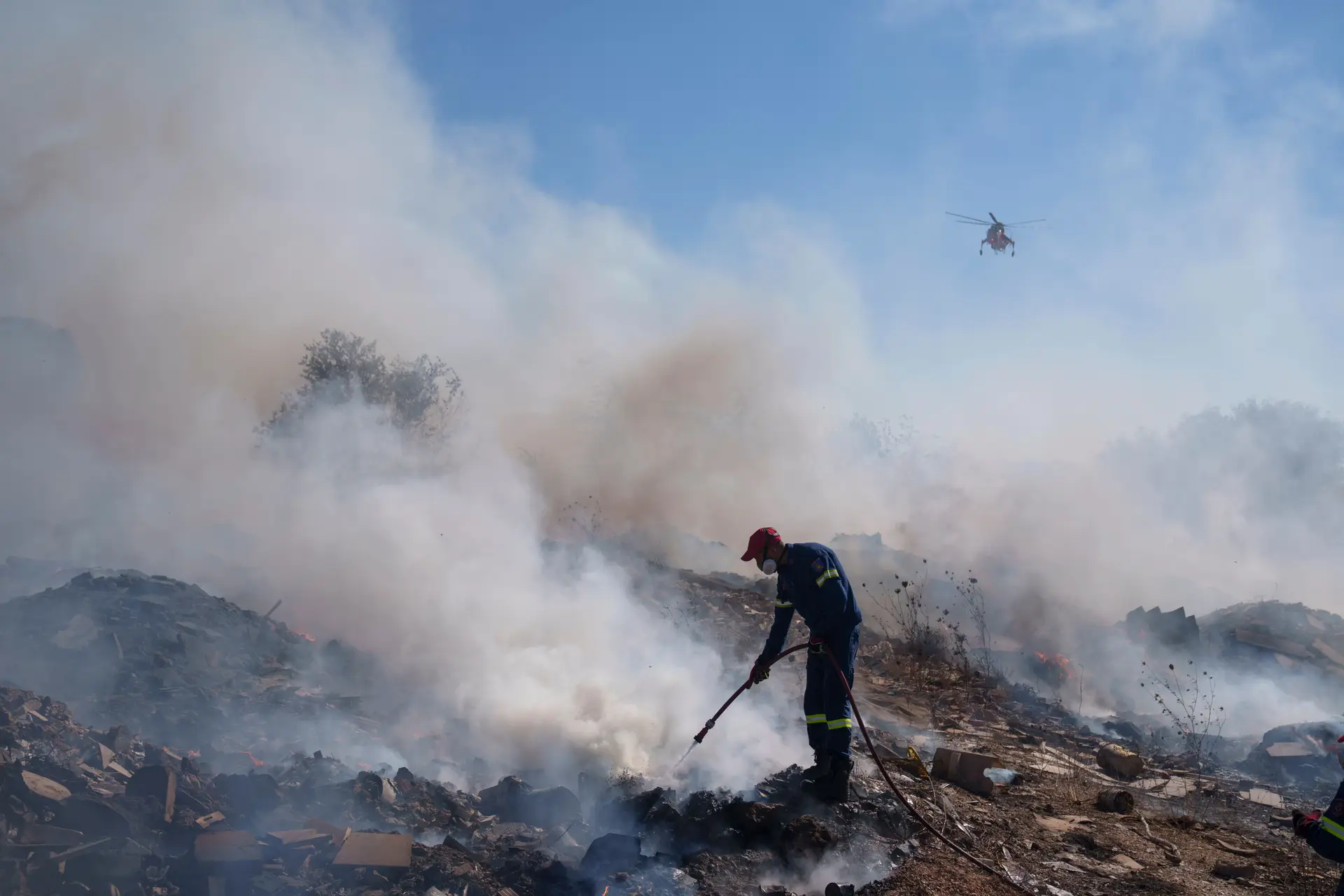 Novos incêndios florestais na Grécia ateados por ventos fortes