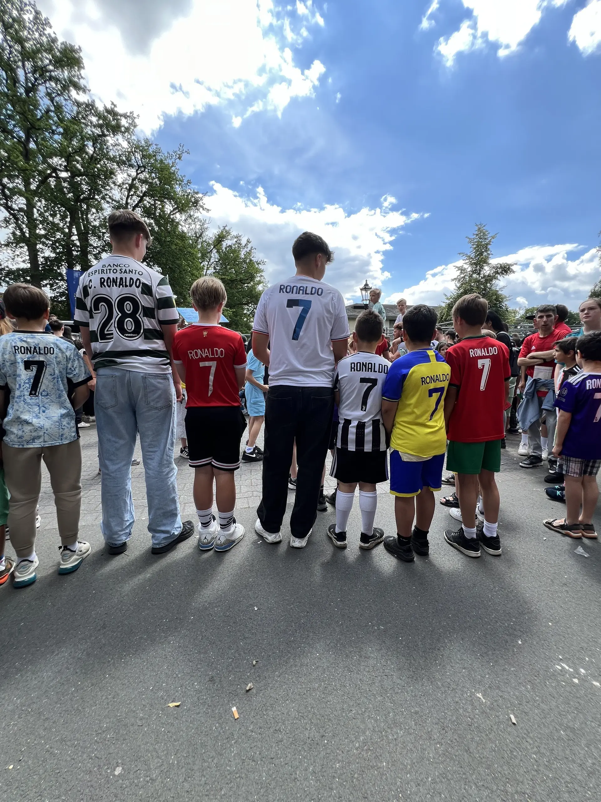 “(Ronaldo) o meu sonho é conhecer-te e tirar uma foto contigo”: adeptos não arredam pé do hotel de Portugal