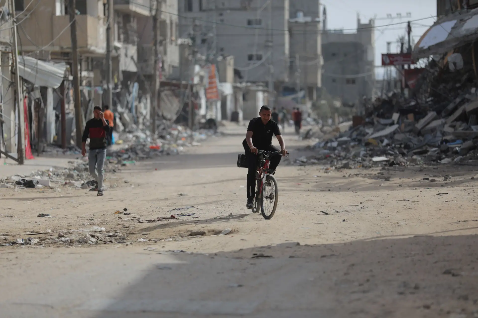Homem anda de bicicleta em Gaza