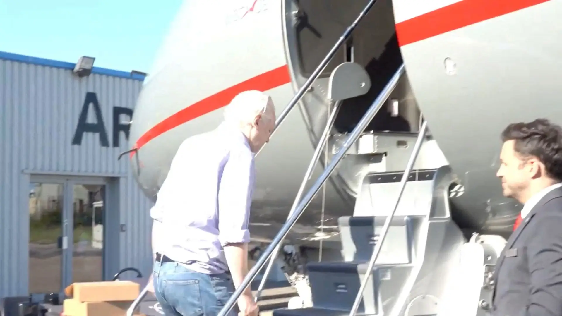 O fundador do WikiLeaks, Julian Assange, embarca num avião em Londres, numa imagem divulgada a 25 de junho de 2024