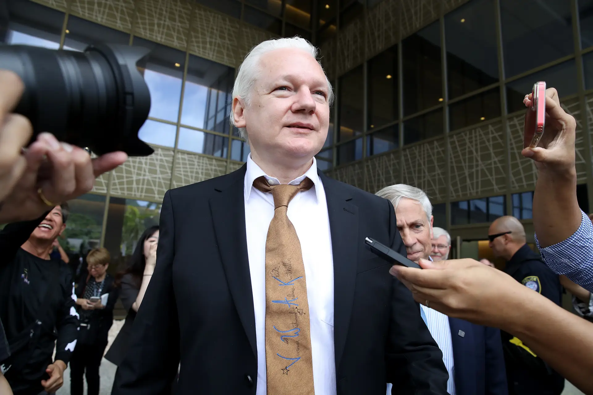 O fundador do WikiLeaks à saída do tribunal em Saipan, nas Ilhas Marianas, onde se declarou culpado de conspiração e saiu em liberdade, ao fim de 12 anos