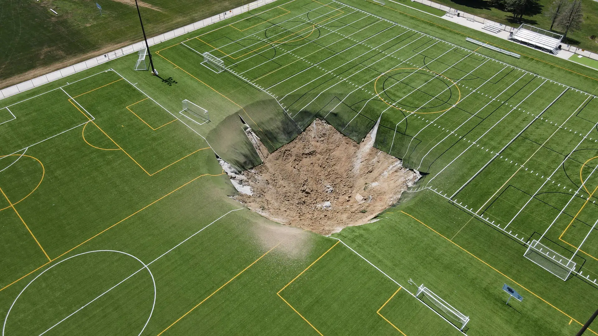 Vea el momento: aparece un agujero gigante en un campo de fútbol y se traga un poste de luz en Estados Unidos