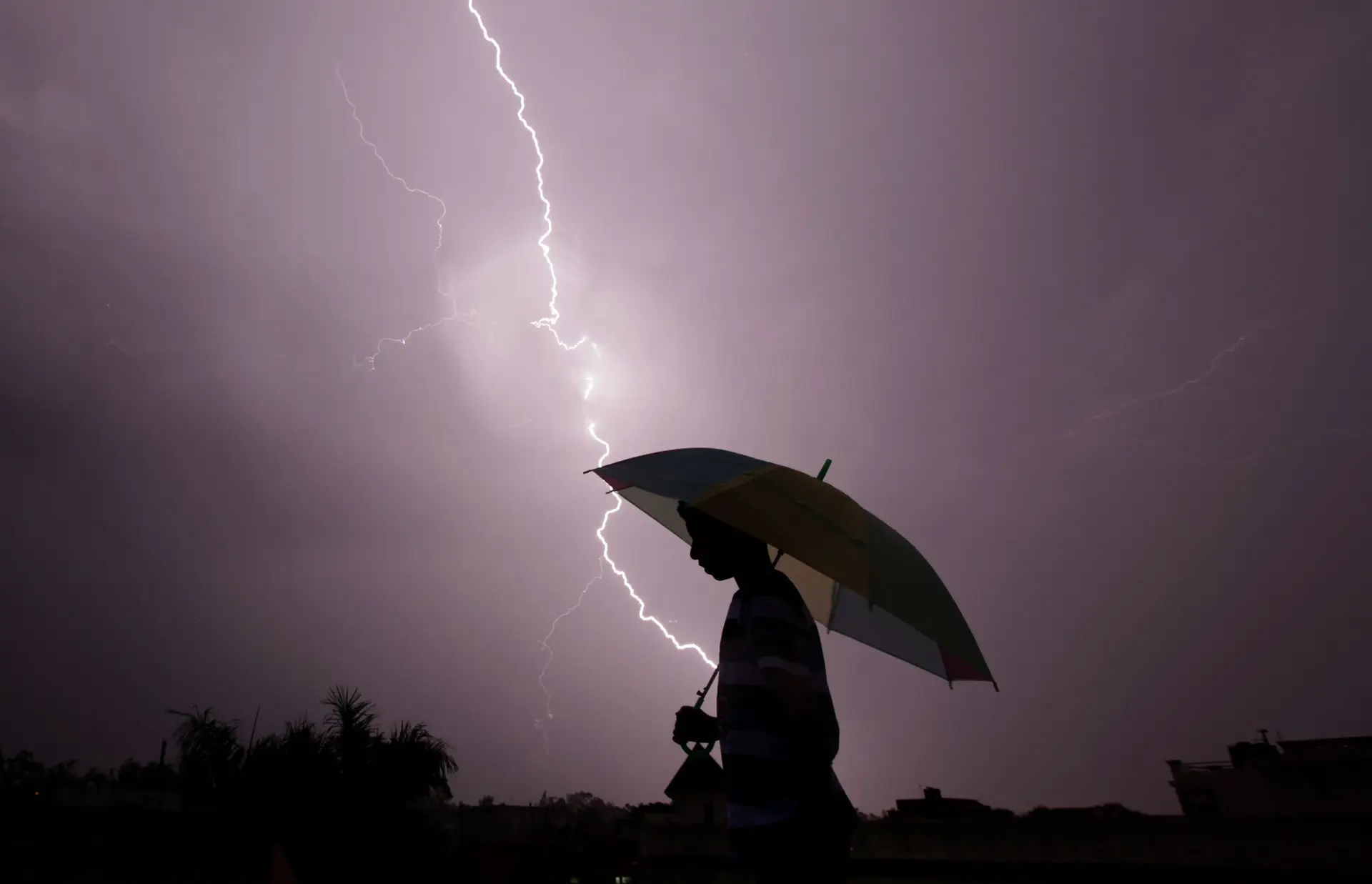 Seis distritos sob aviso laranja devido à chuva e trovoada