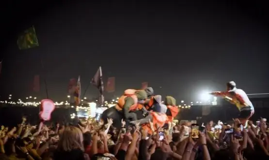 Um barco insuflável com migrantes a navegar pela plateia do festival Glastonbury: a mais recente obra de Banksy