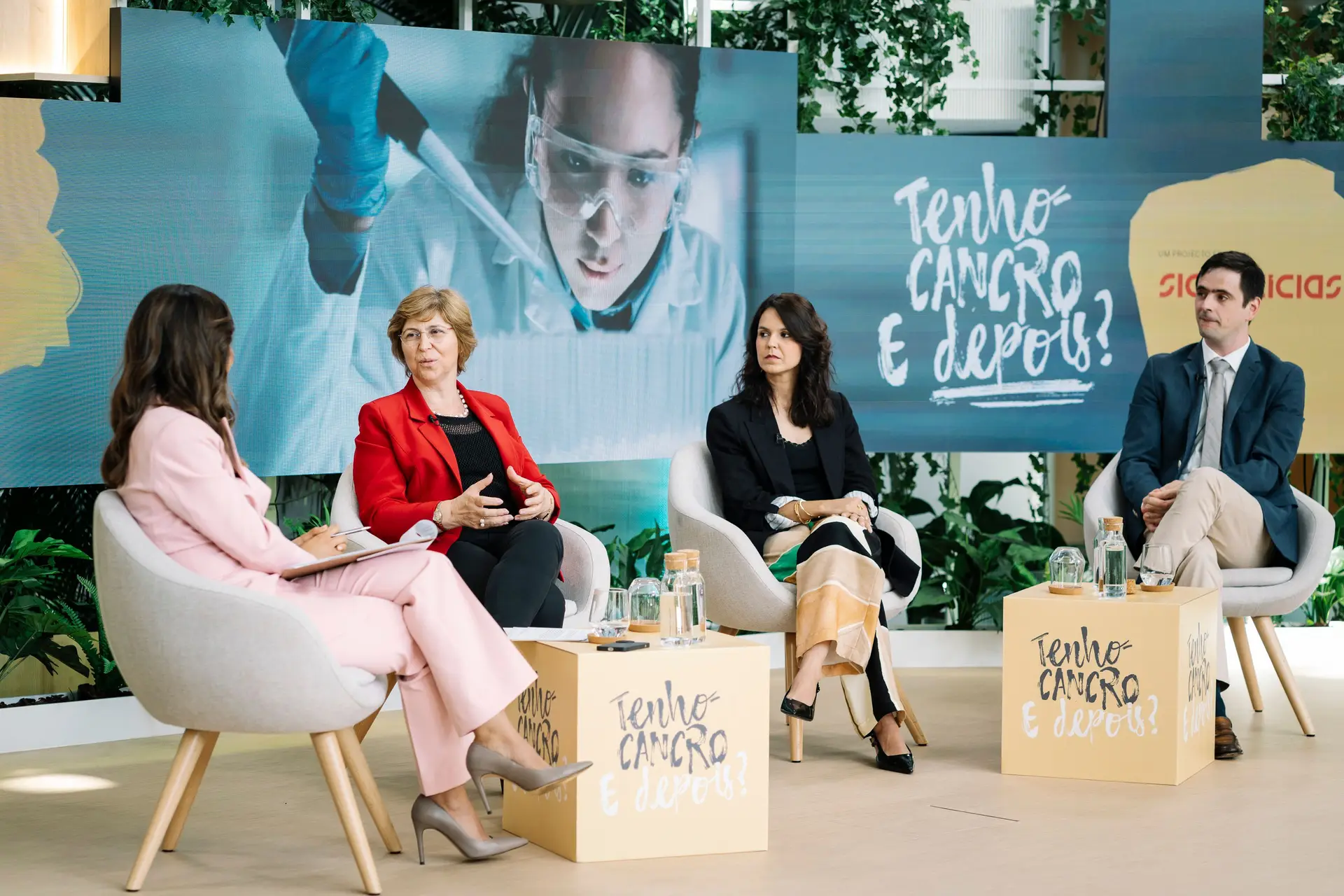 O primeiro painel de debate - sobre o cancro da próstata - juntou três especialistas numa discussão que girou em torno da inovação aplicada a esta neoplasia. Na imagem (da esquerda para a direita) está Sara Taínha, jornalista da SIC Notícias, Gabriela Sousa, diretora de Serviço de Oncologia IPO Coimbra, Liliana Violante, vice-presidente da Sociedade Portuguesa de Medicina Nuclear (SPMN) e Rodrigo Ramos, diretor do Serviço de Urologia do IPO Lisboa