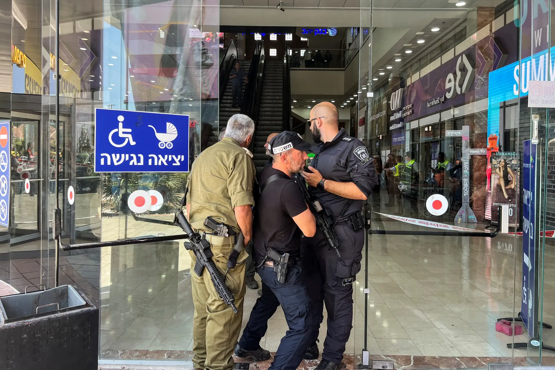 Ataque com faca em centro comercial de Israel