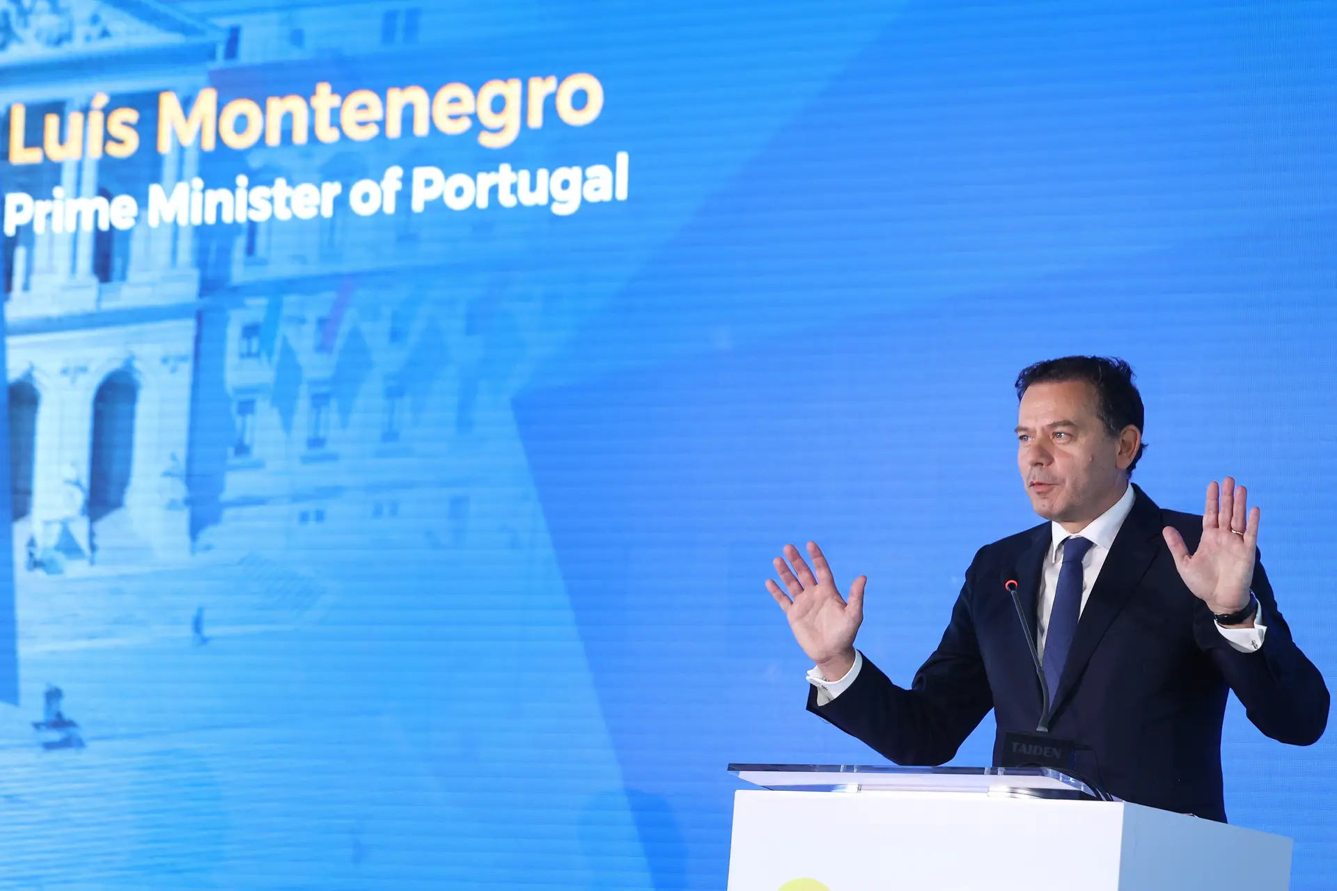 Montenegro foi a Cascais participar nas jornadas parlamentares do PPE e aproveitou para elogiar António Costa