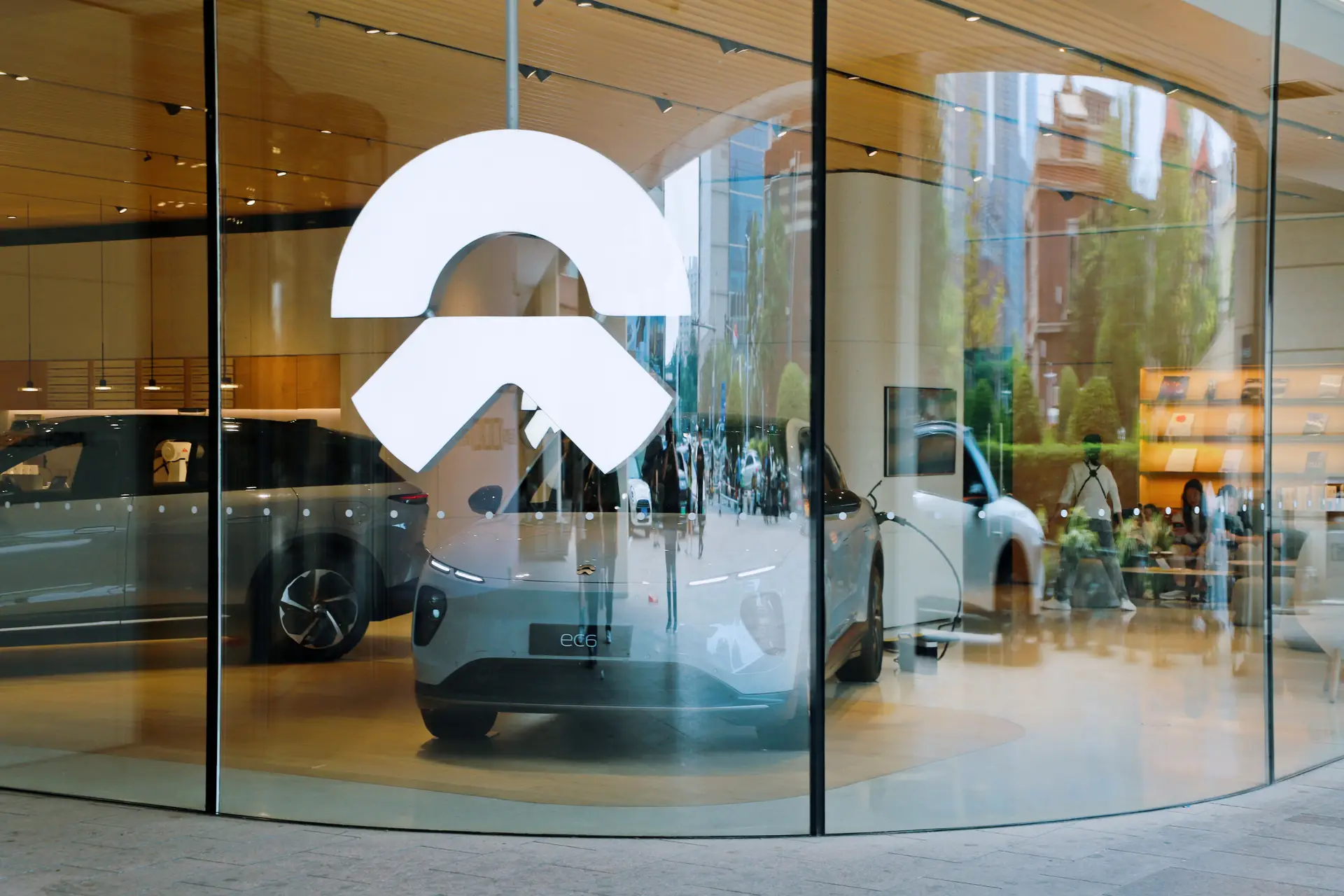 Fabricantes chineses de carros elétricos Nio e Xpeng vão manter preços na UE