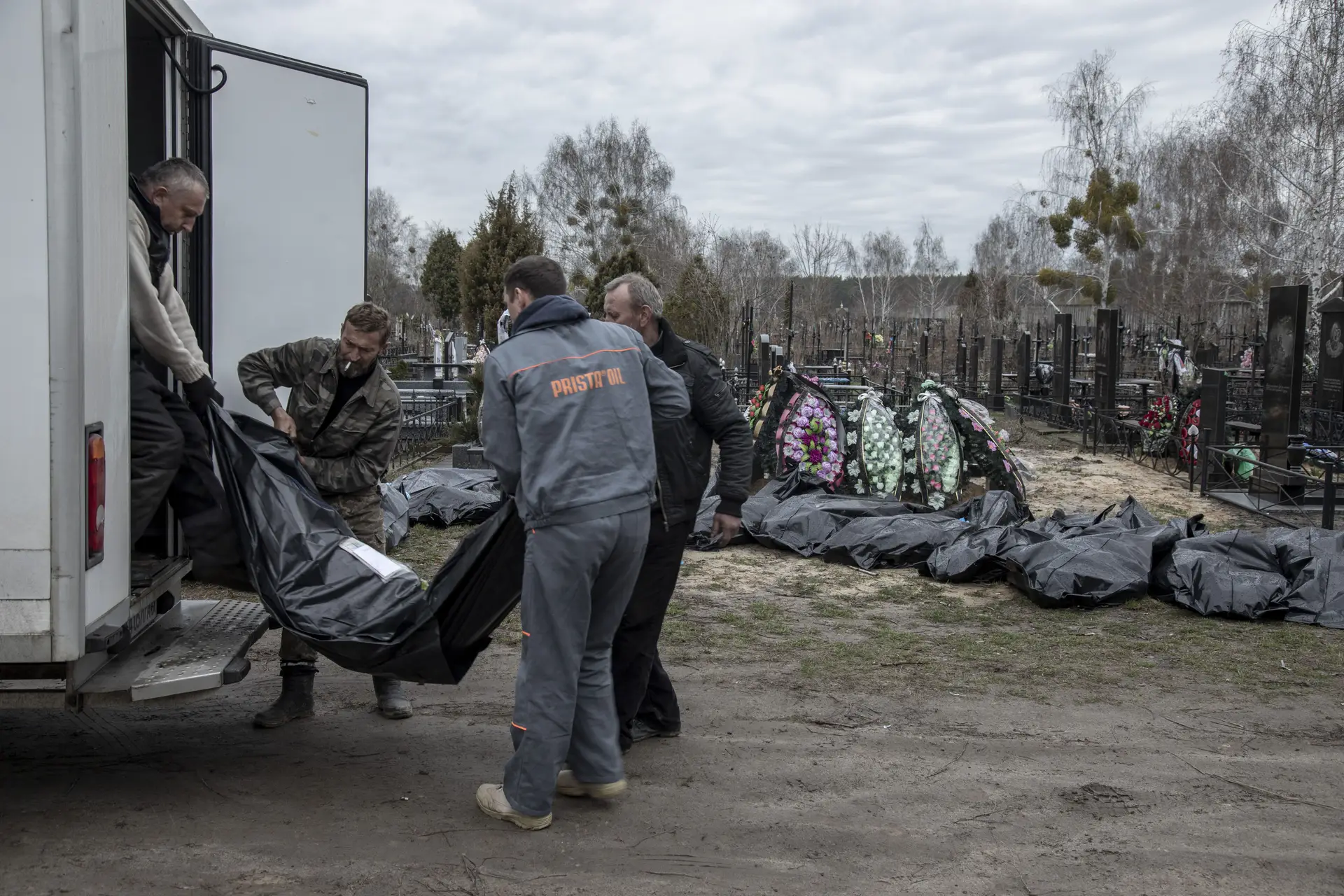Autoridades retiram corpos das vítimas do massacre de Bucha, em abril de 2022.
