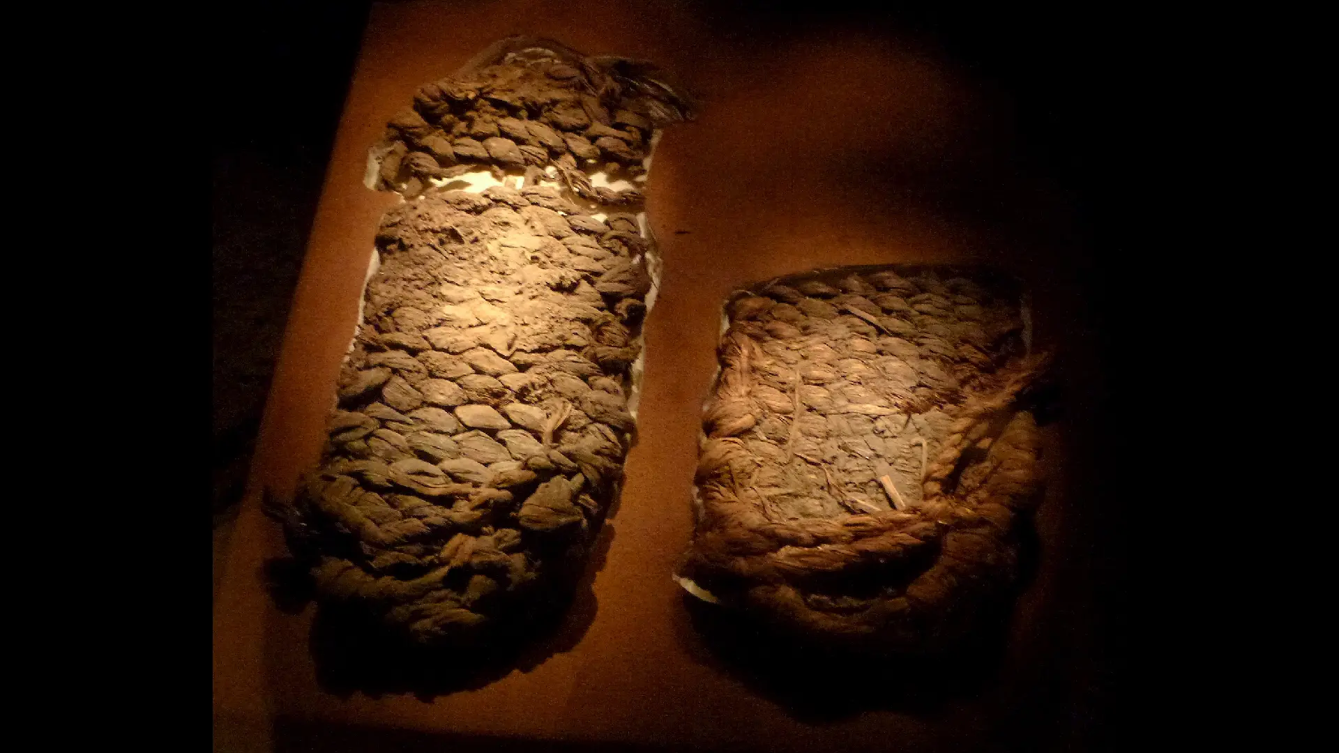 Sandálias fabricadas há milhares de anos desenterradas da Gruta de Fort Rock