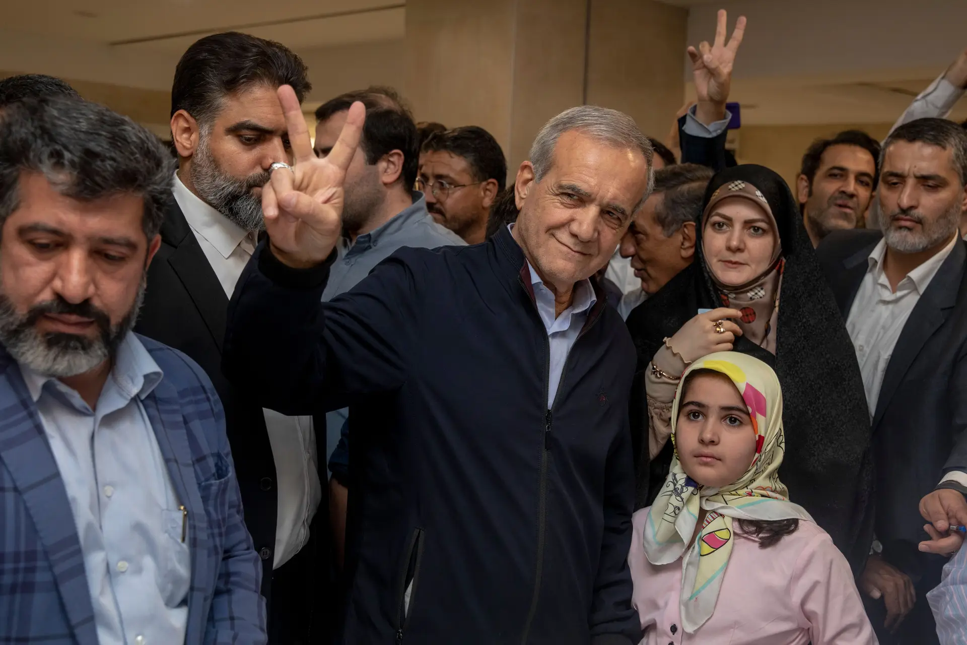 Reformista Pezeshkian vence presidenciais no Irão