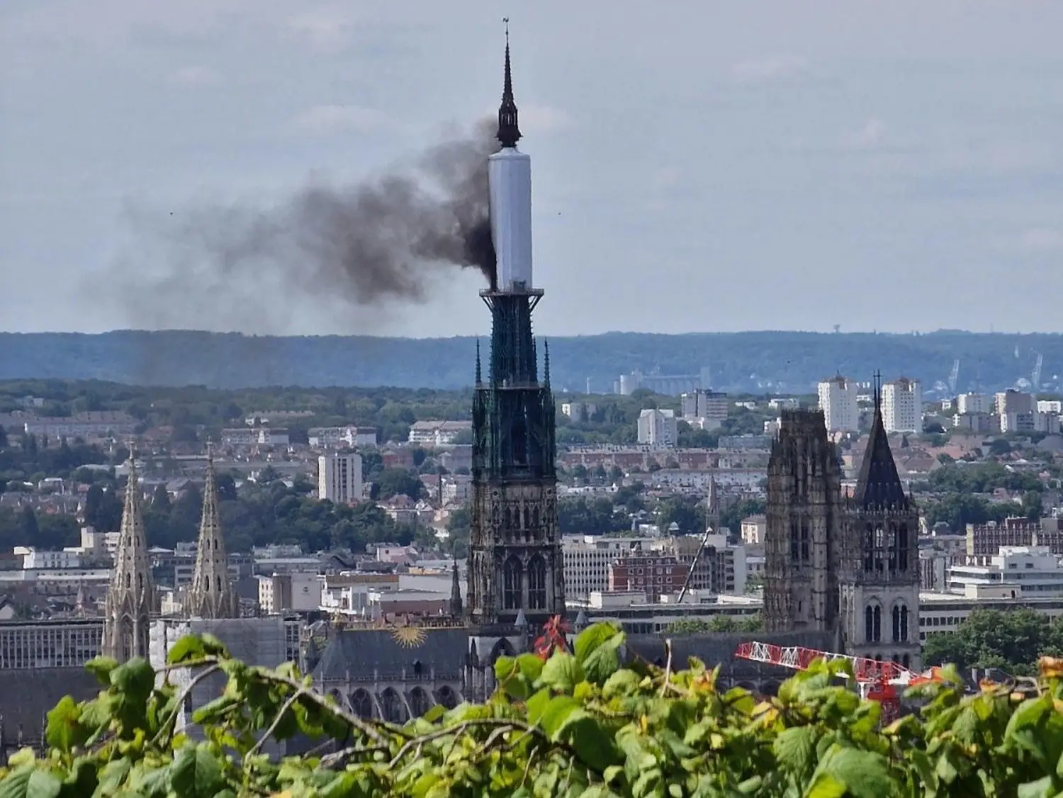Incêndio atinge torre da catedral de Rouen, em França