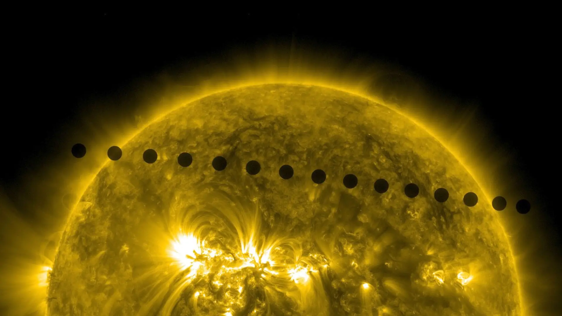 Composição de fotografias do trânsito do planeta Vénus em frente ao Sol, em 2012, obtidas pelo observatório solar SDO. 