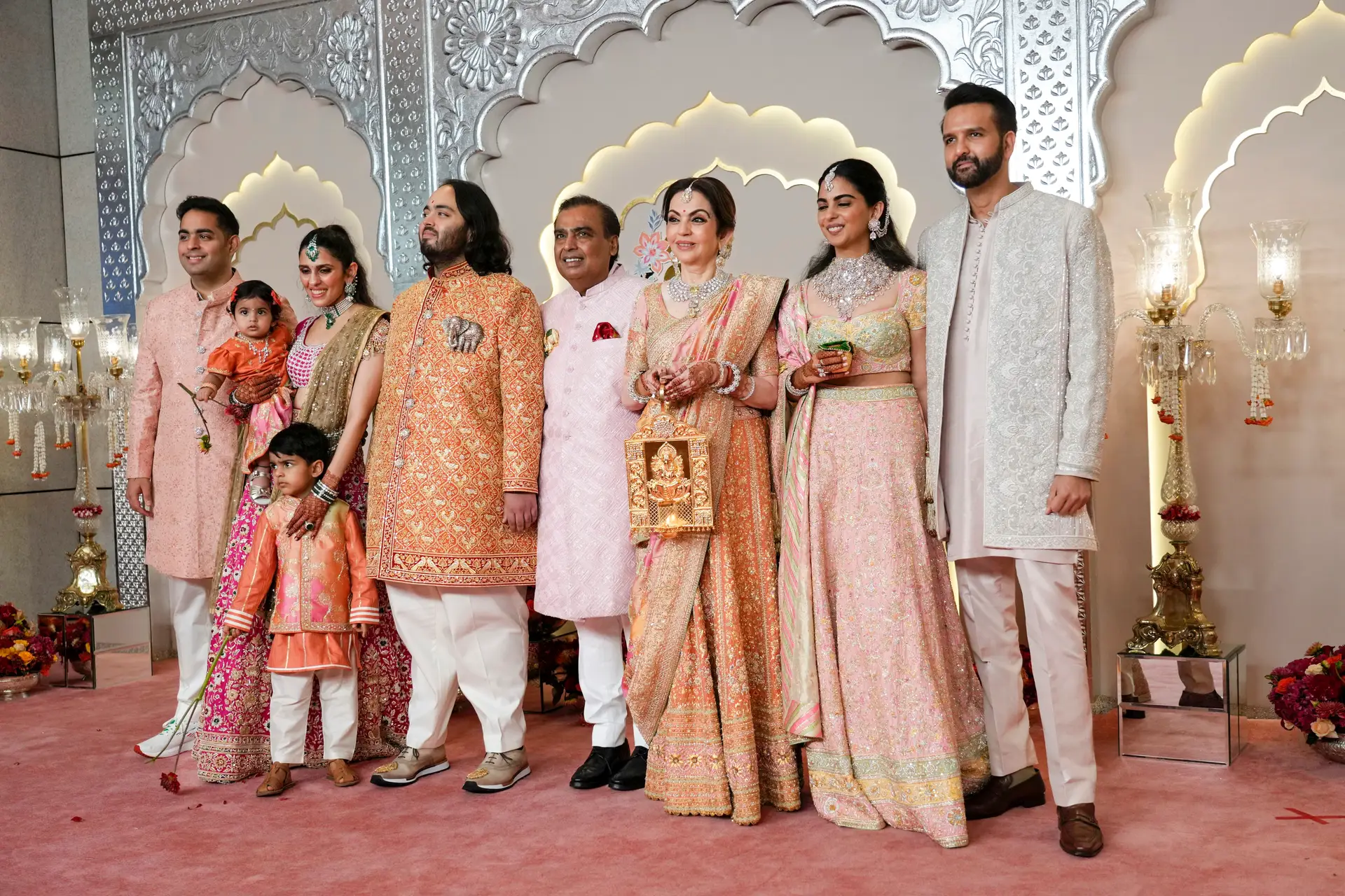 Die Hochzeit des Jahres in Indien begann mit einem luxuriösen Brautpaar (und sogar gesperrten Straßen)