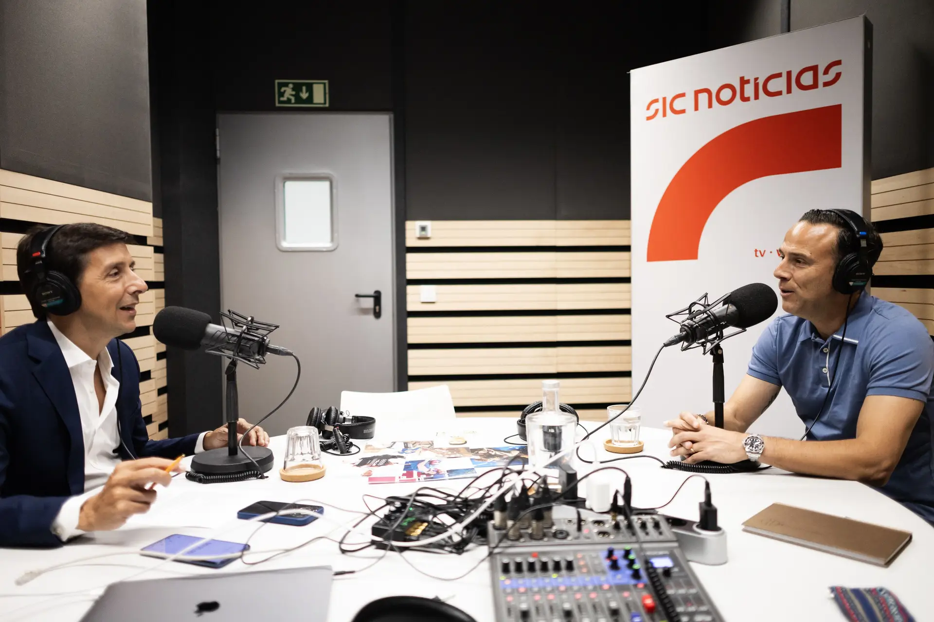 "Ninguém explica (aos artistas) para não gastarem o dinheiro todo, porque vão ter de pagar metade às finanças”