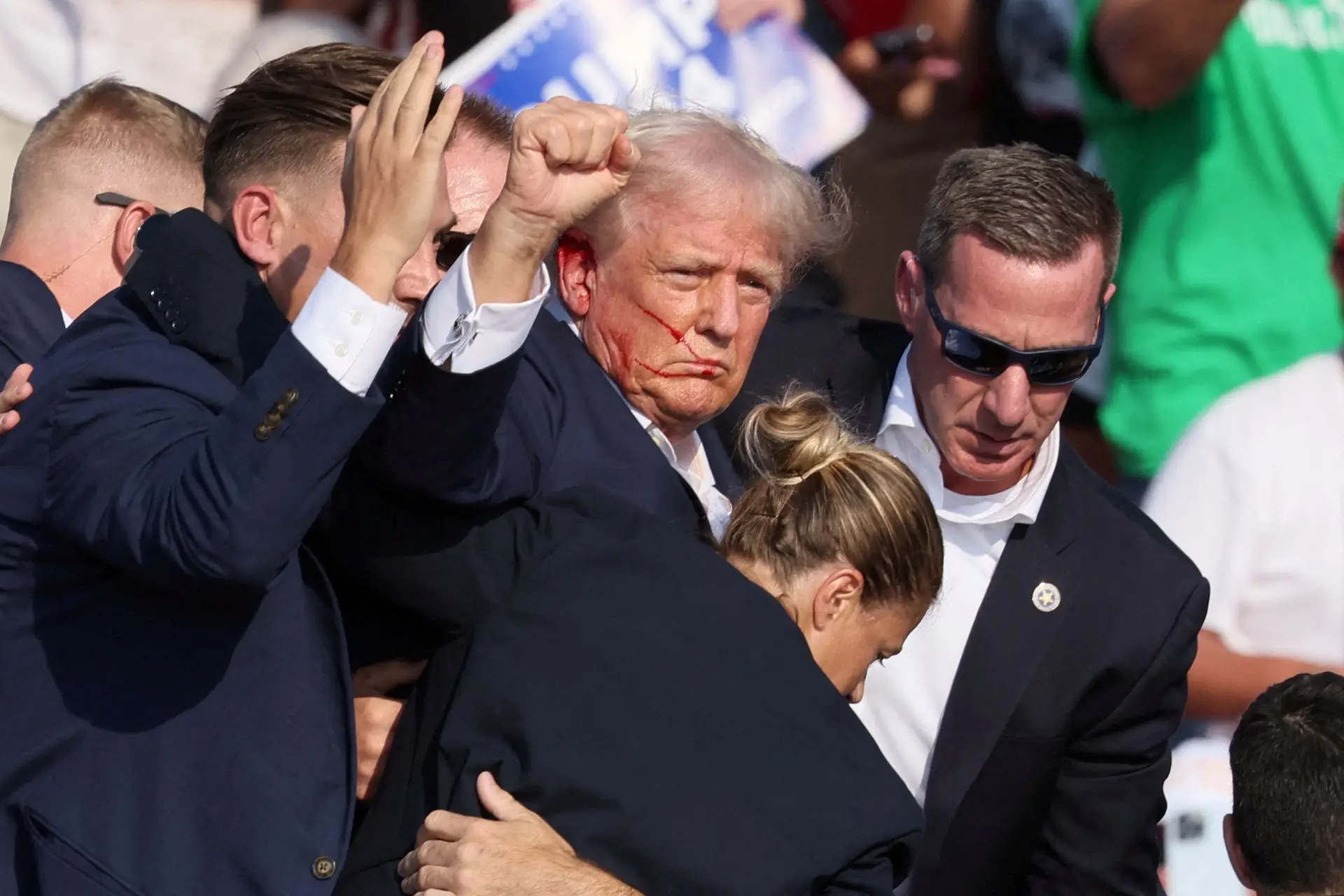 "Devia estar morto": Donald Trump revela pormenores sobre "experiência muito surreal"