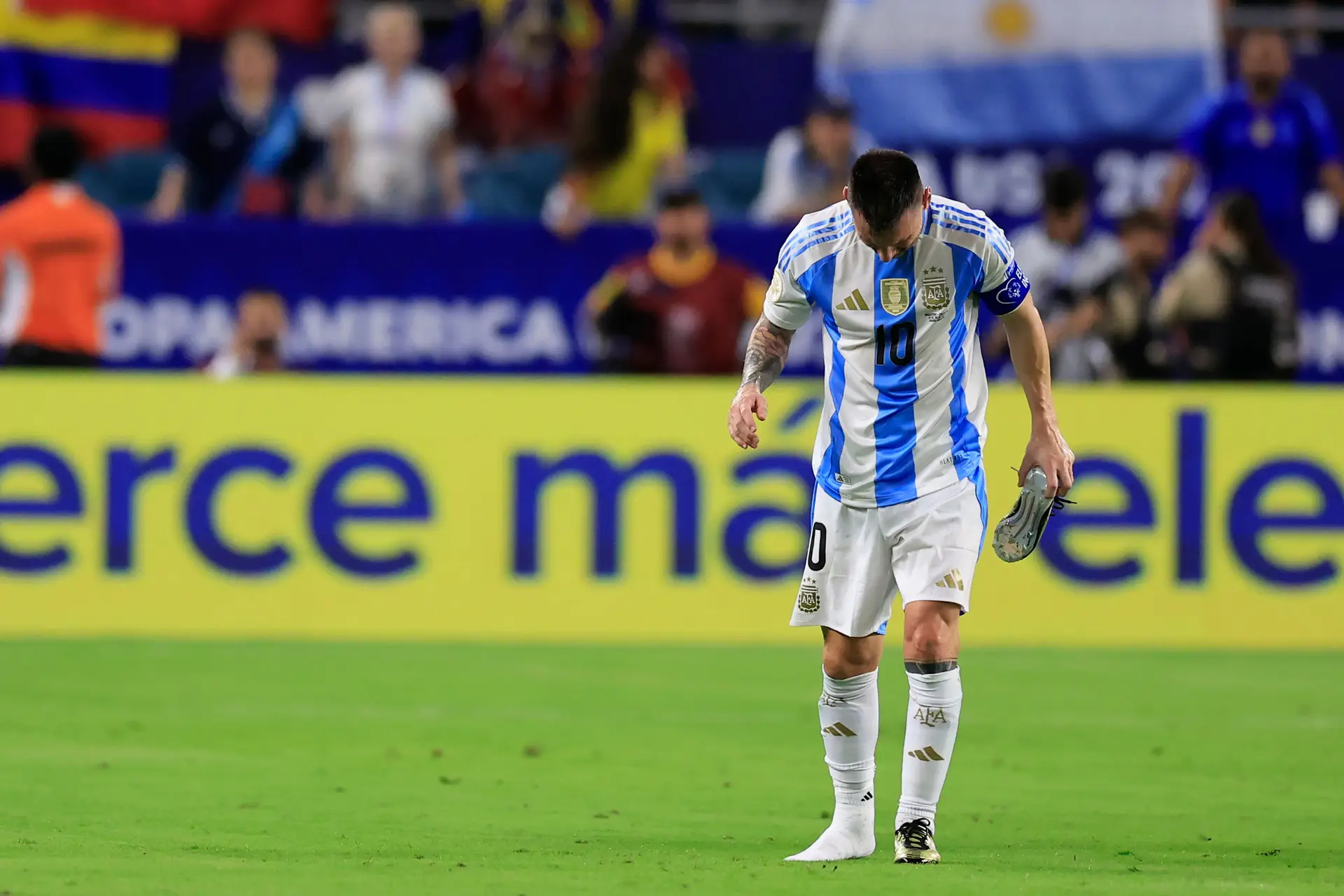 Lesionado e com dores, Messi deixa relvado em lágrimas na final da Copa América