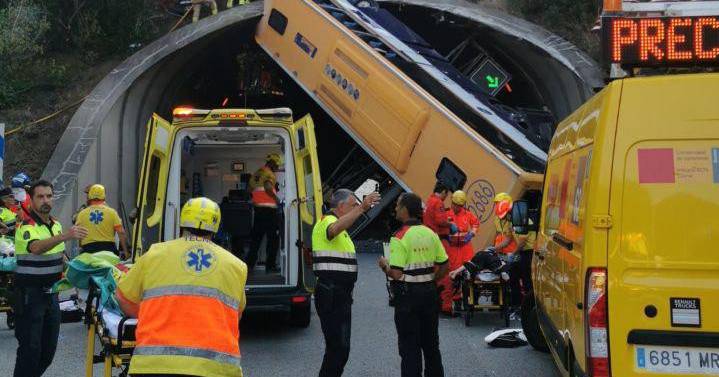 Acidente deixa autocarro preso na vertical em Barcelona