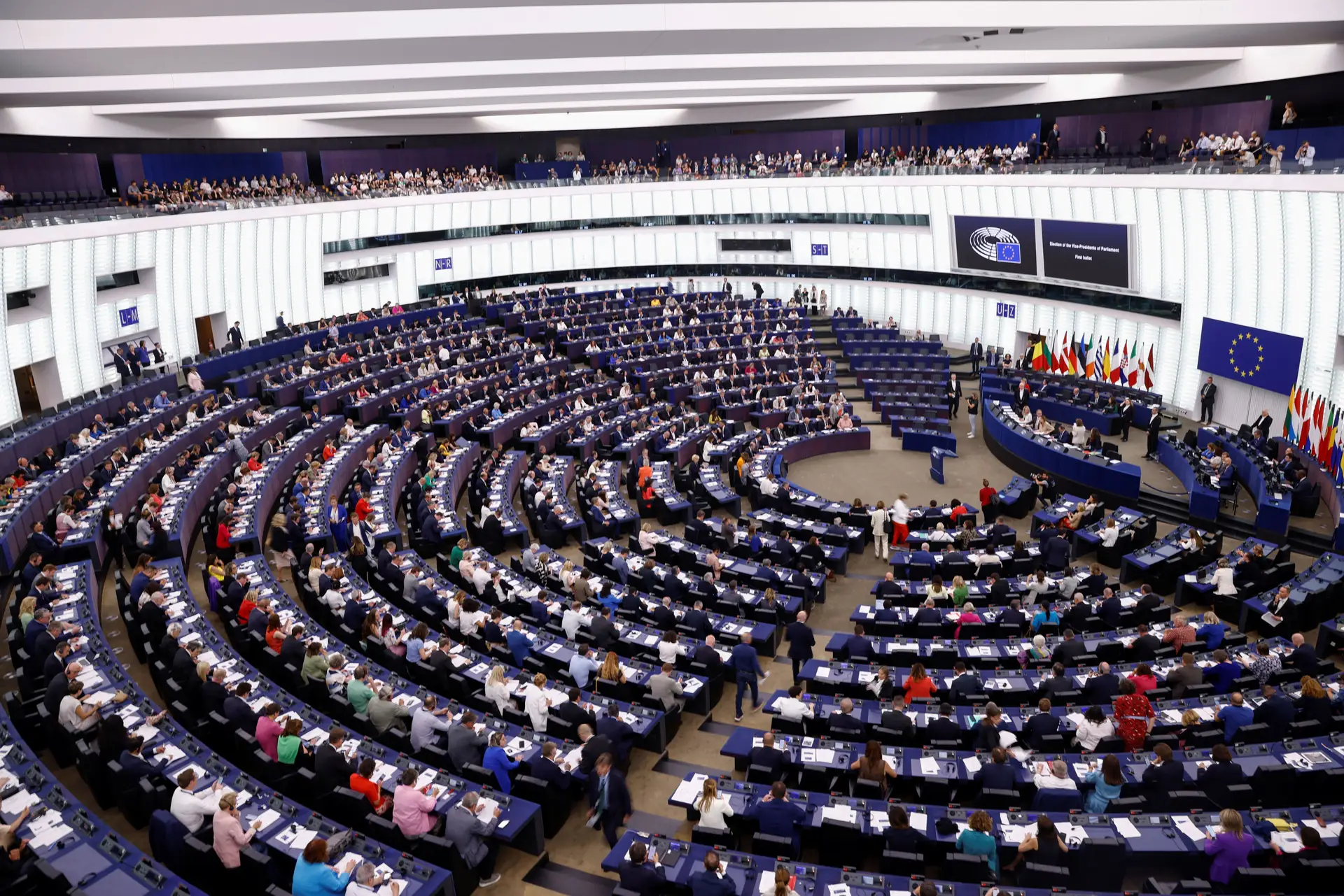 Eurodeputados cantam "Bella Ciao" após intervenção de Orbán no Parlamento Europeu