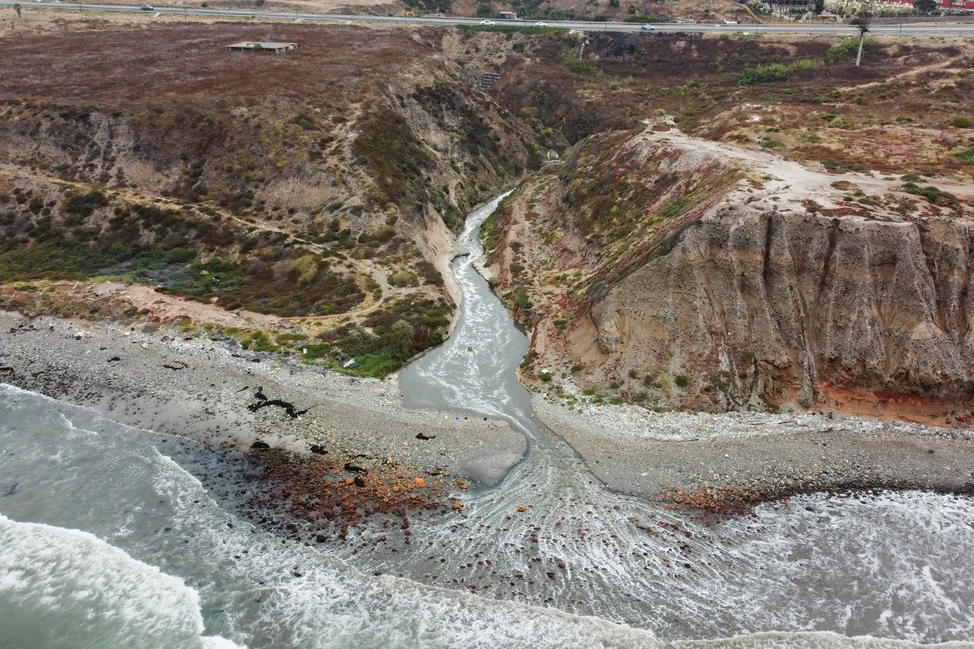 En Estados Unidos, las playas están cerradas al baño, millones de litros de aguas residuales vierten al Pacífico sin ningún tratamiento