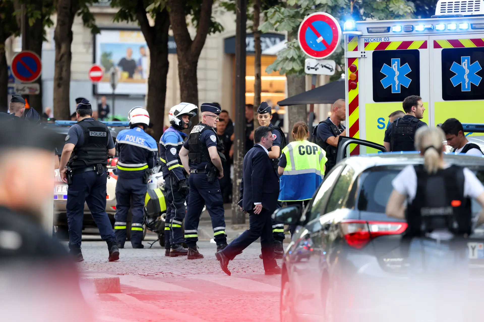 Polícia ferido em ataque com faca junto à Avenida Champs-Élysées, em Paris