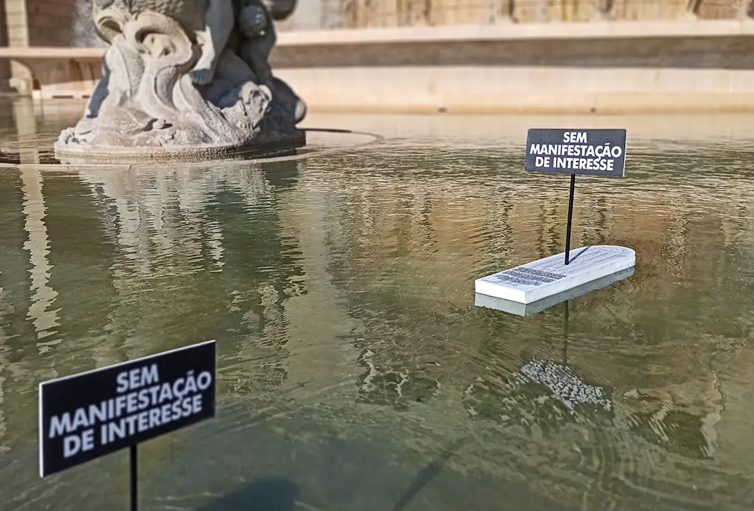 Ativistas colocam barcos em fontes de Lisboa para contestar novas regras para imigrantes