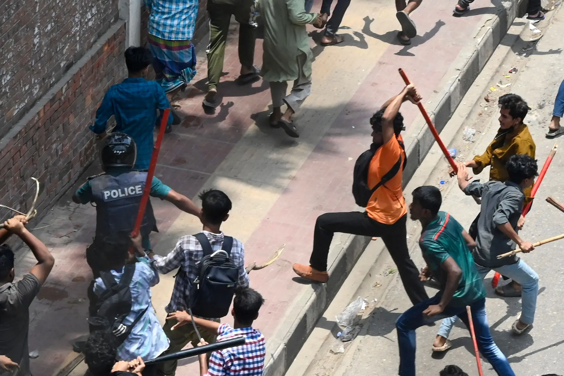 Polícia do Bangladesh proíbe todas as manifestações e detém líder da oposição