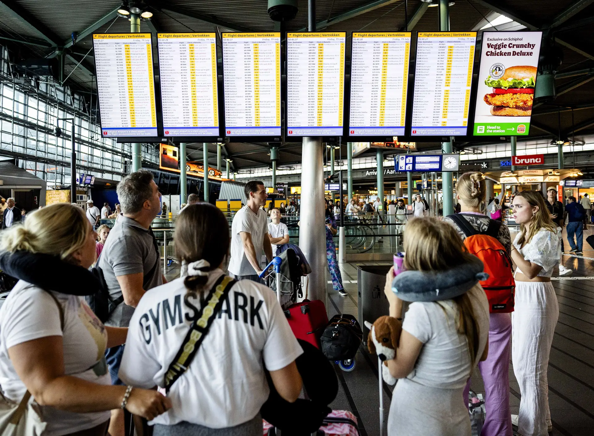 Passageiros aguardam pelos voos no aeroporto de Schiphol, Amesterdão
