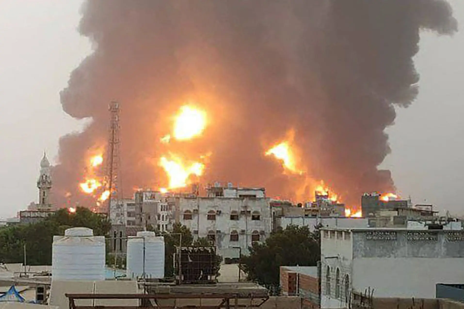 Israel ataca a cidade portuária de Hodeida, no Iémen